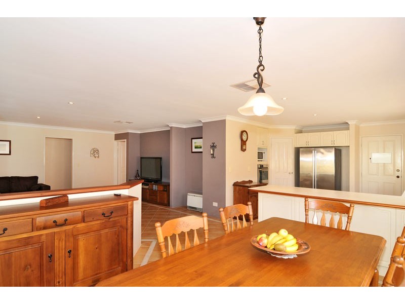 6 Brouwer Trail, Dudley Park WA 6210