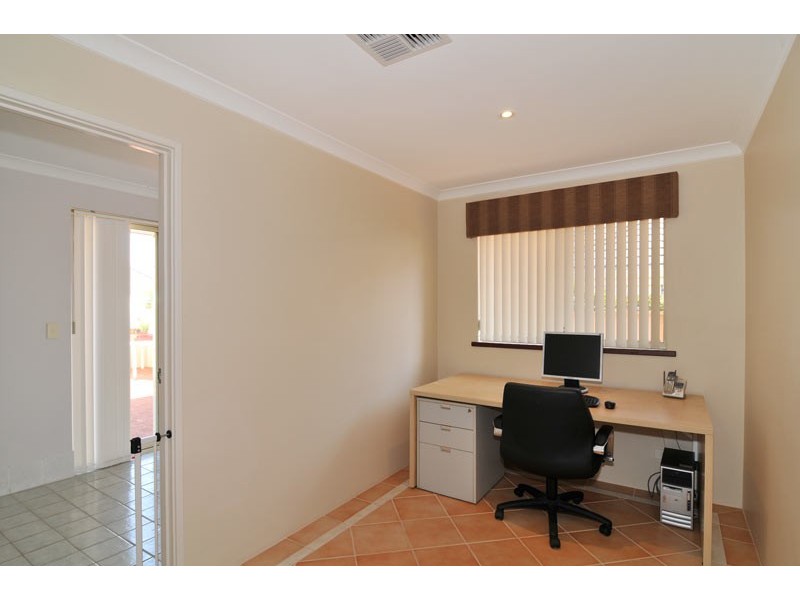 6 Brouwer Trail, Dudley Park WA 6210