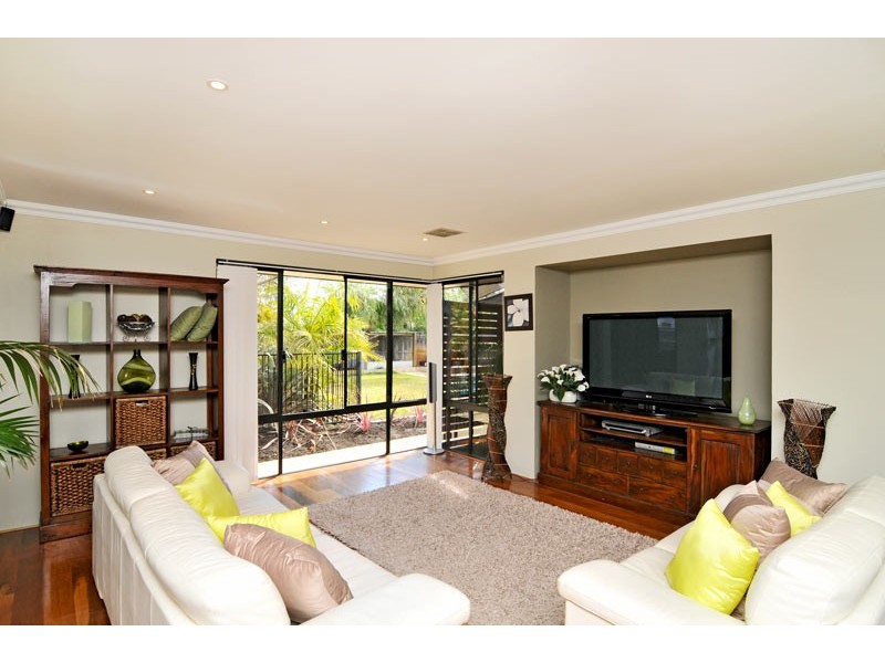 25 Macquarie Drive, Coodanup WA 6210