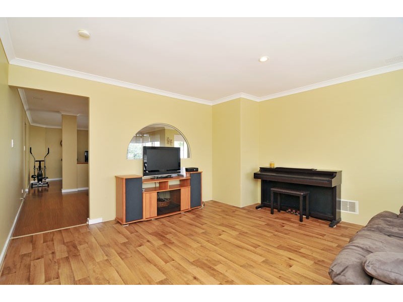 14 Floribunda Avenue, Halls Head WA 6210