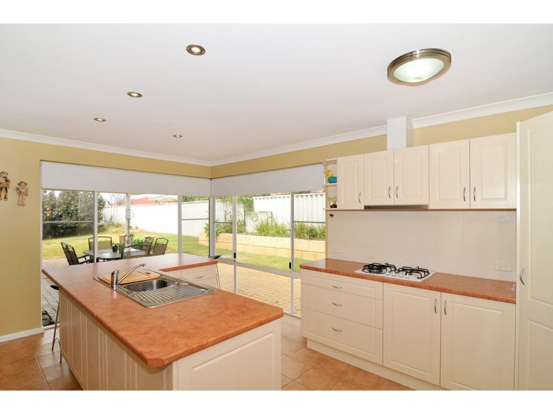 14 Floribunda Avenue, Halls Head WA 6210