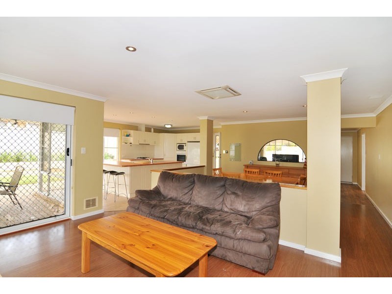 14 Floribunda Avenue, Halls Head WA 6210
