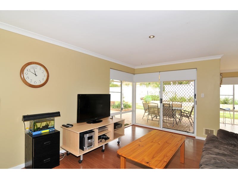 14 Floribunda Avenue, Halls Head WA 6210