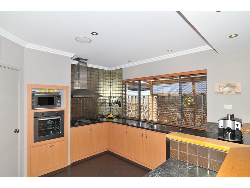 33 Buttercup Parkway, Halls Head WA 6210