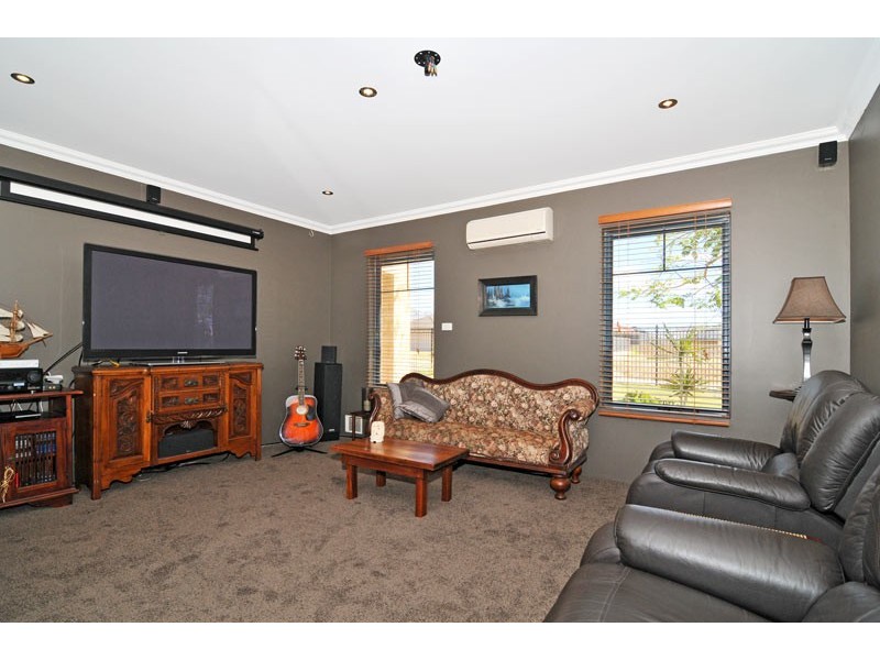 33 Buttercup Parkway, Halls Head WA 6210