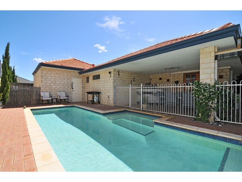 33 Buttercup Parkway, Halls Head WA 6210