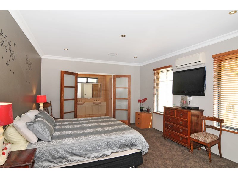 33 Buttercup Parkway, Halls Head WA 6210