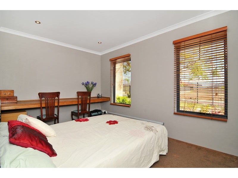 33 Buttercup Parkway, Halls Head WA 6210