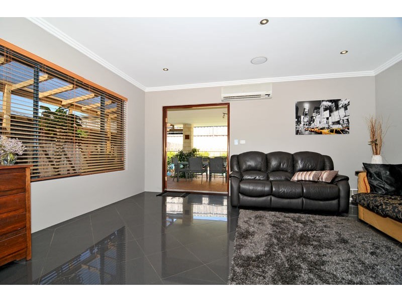 33 Buttercup Parkway, Halls Head WA 6210