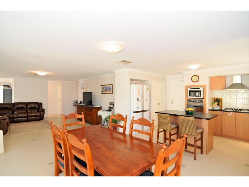 16 Garcia Loop, Lakelands WA 6180