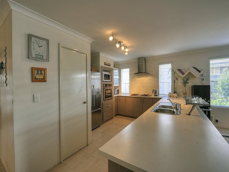 271 Peelwood Parade, Halls Head WA 6210