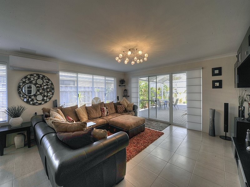 271 Peelwood Parade, Halls Head WA 6210