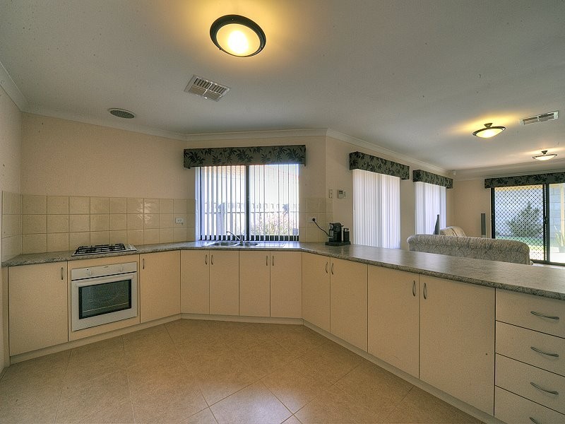 18 Grasshill Grange, Halls Head WA 6210