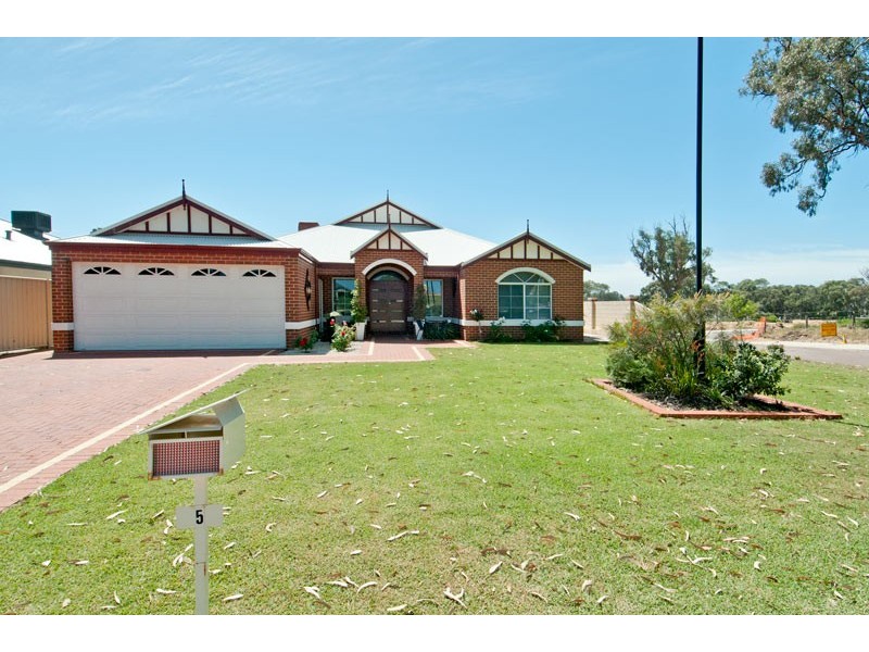 5 Adela Bend, Lakelands WA 6180