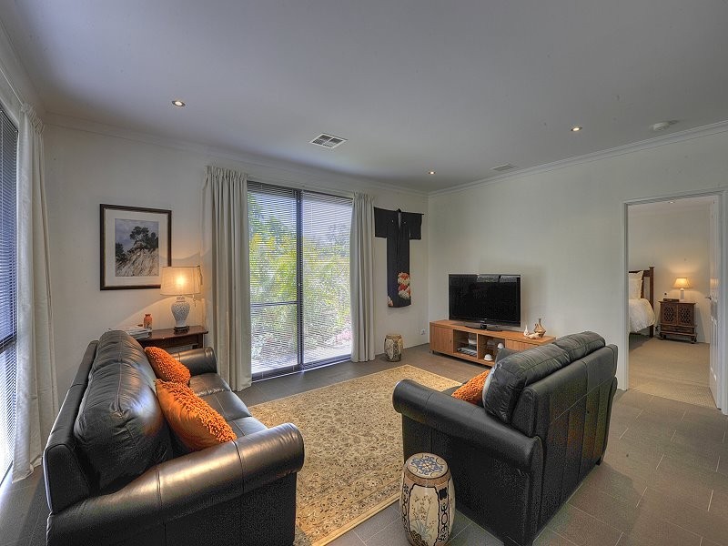 8A Queen Parade, Wannanup WA 6210