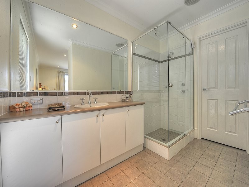 8A Queen Parade, Wannanup WA 6210