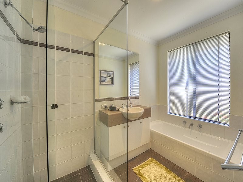 8A Queen Parade, Wannanup WA 6210