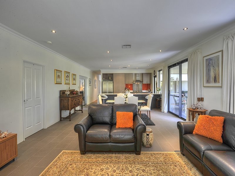 8A Queen Parade, Wannanup WA 6210