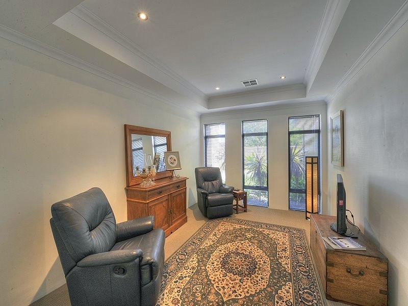 8A Queen Parade, Wannanup WA 6210