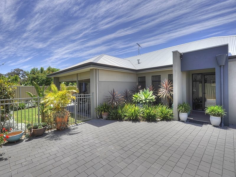 8A Queen Parade, Wannanup WA 6210