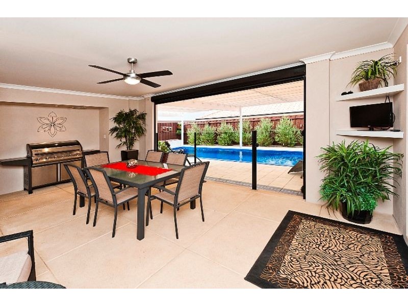 4 Torwood Edge, Halls Head WA 6210