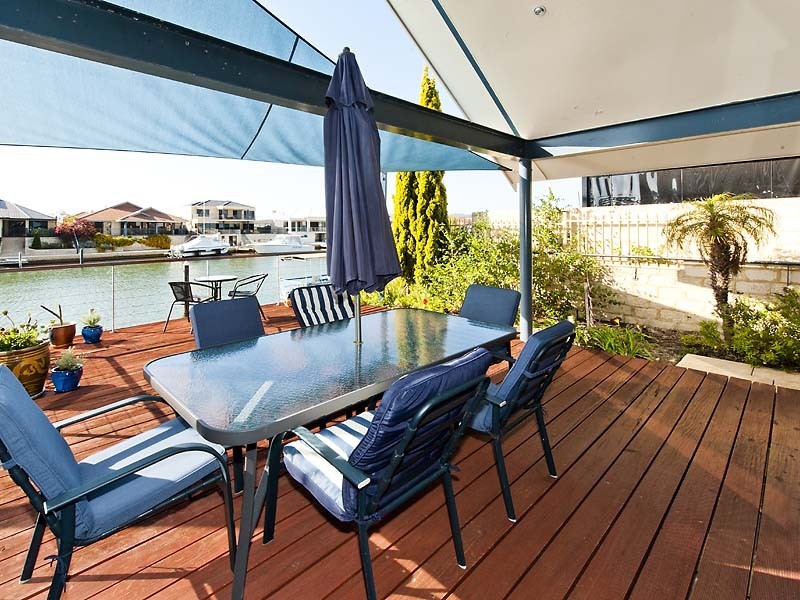 4 Starfire Close, Halls Head WA 6210