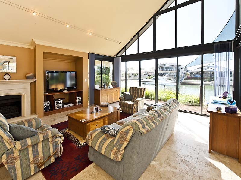 4 Starfire Close, Halls Head WA 6210