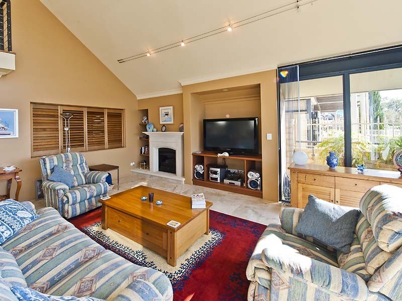 4 Starfire Close, Halls Head WA 6210