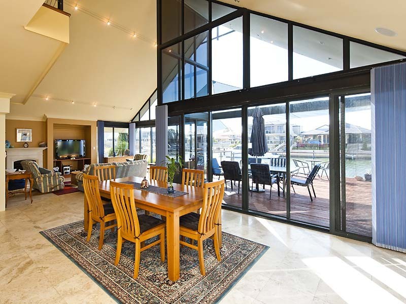 4 Starfire Close, Halls Head WA 6210