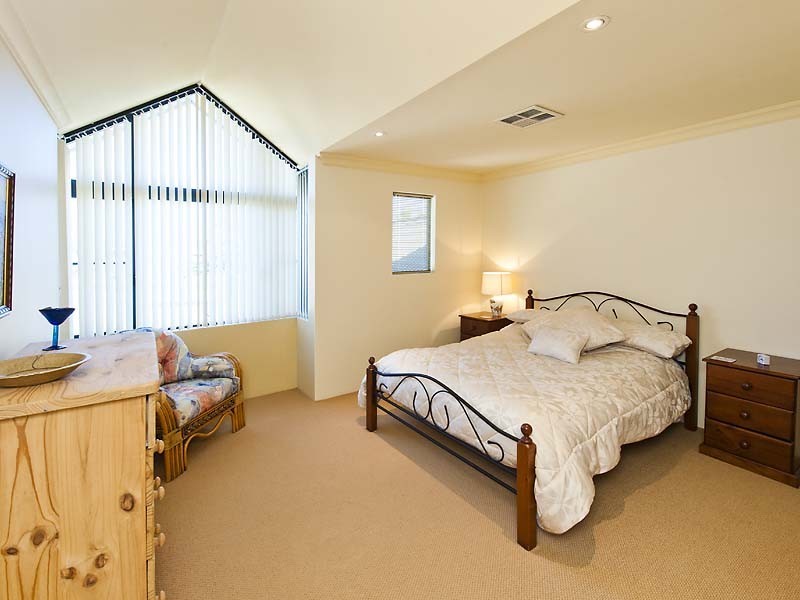 4 Starfire Close, Halls Head WA 6210