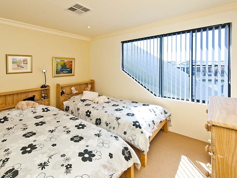 4 Starfire Close, Halls Head WA 6210