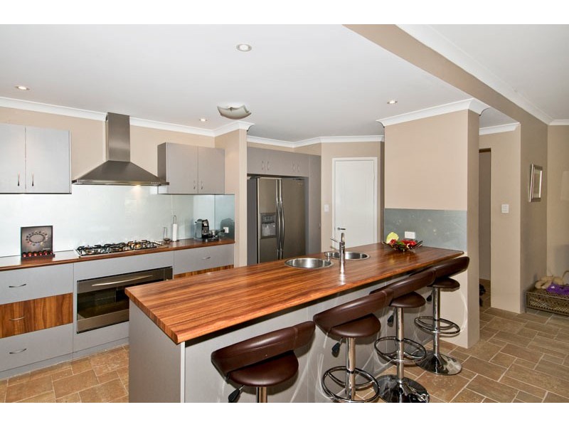 12 Nullewa Parkway, Lakelands WA 6180