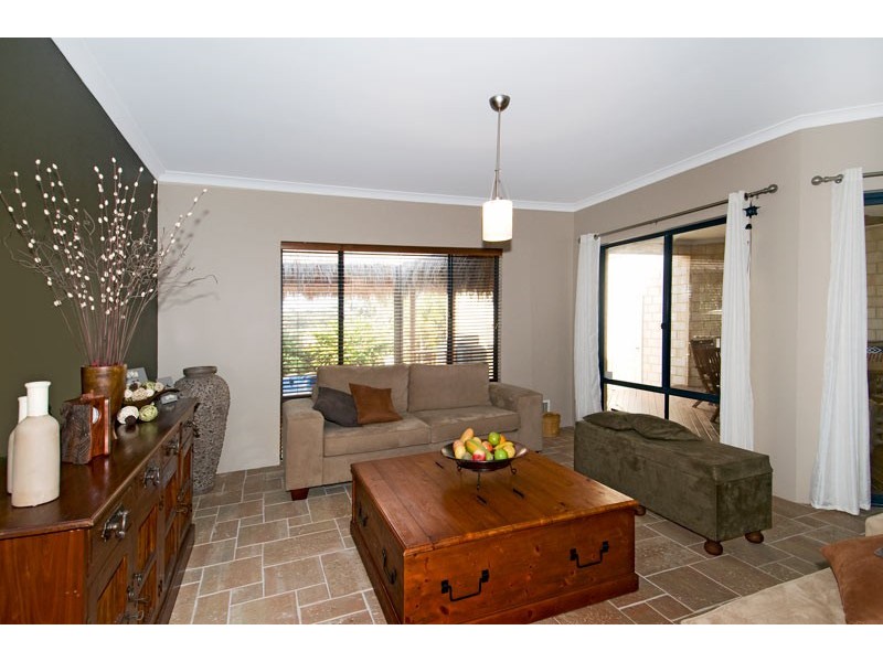 12 Nullewa Parkway, Lakelands WA 6180