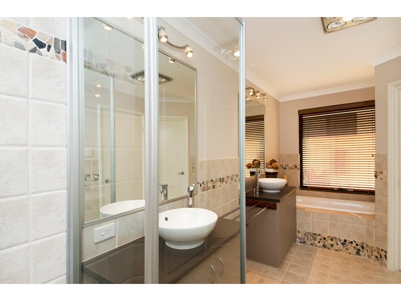 12 Nullewa Parkway, Lakelands WA 6180