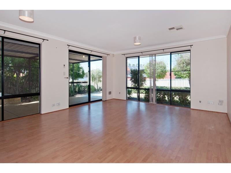 16 Lambourne Place, Halls Head WA 6210