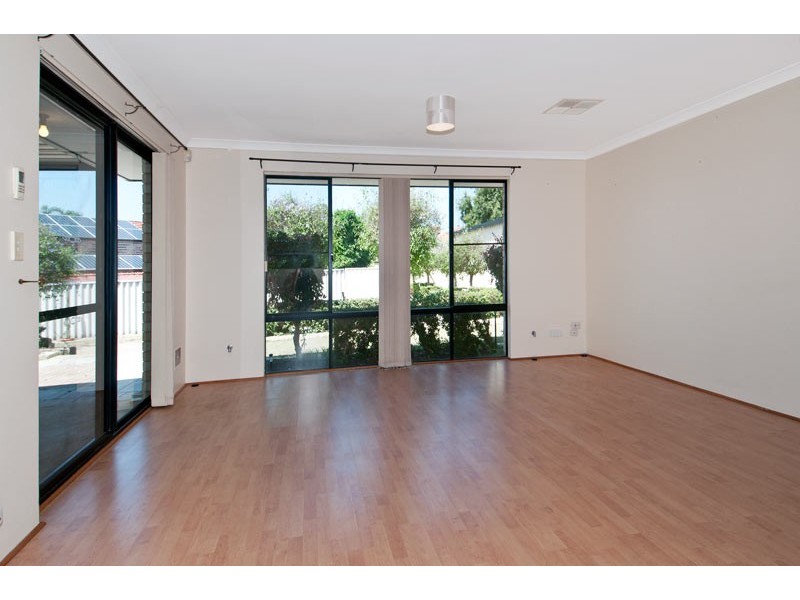 16 Lambourne Place, Halls Head WA 6210