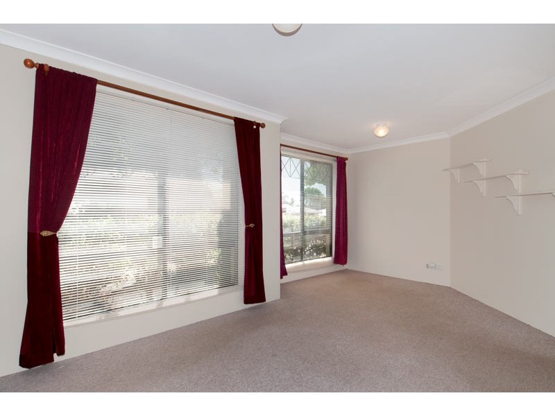 16 Lambourne Place, Halls Head WA 6210