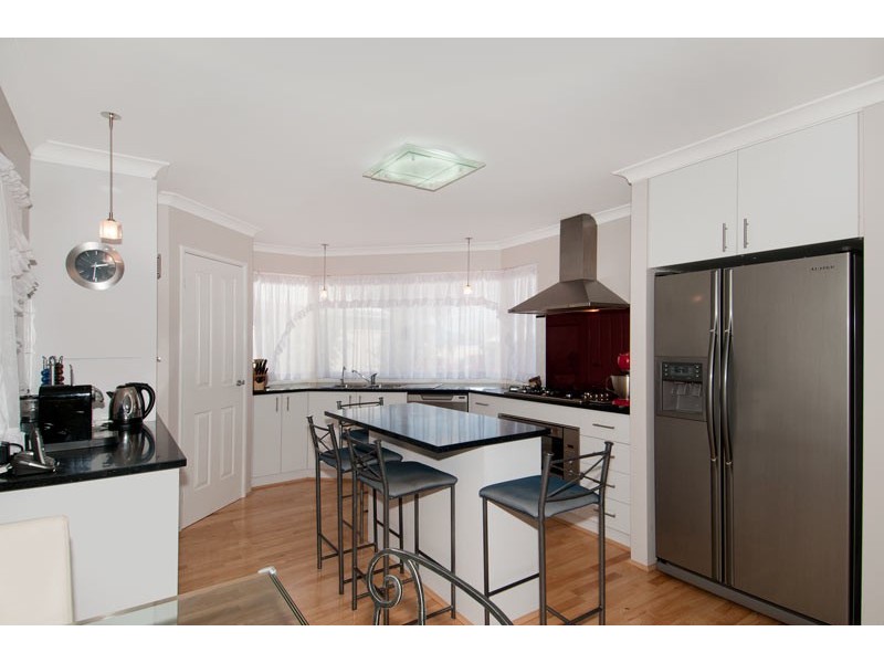 6 Dyer Lane, Lakelands WA 6180