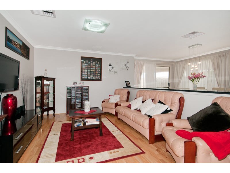 6 Dyer Lane, Lakelands WA 6180