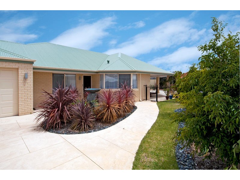 6 Dyer Lane, Lakelands WA 6180