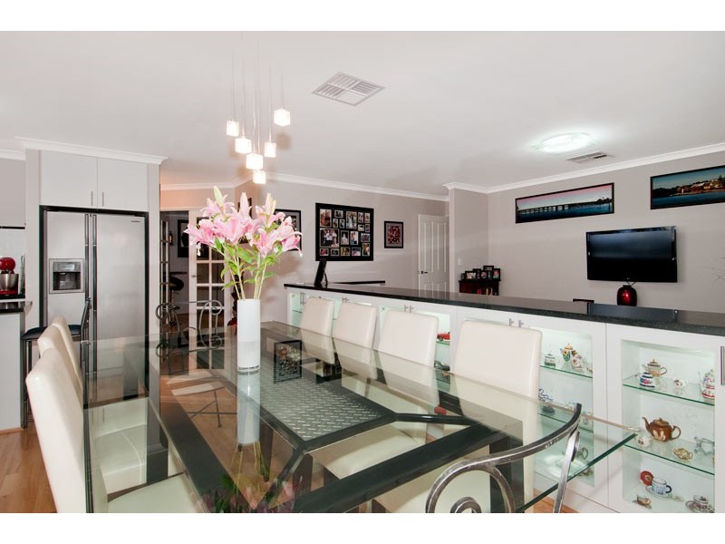 6 Dyer Lane, Lakelands WA 6180