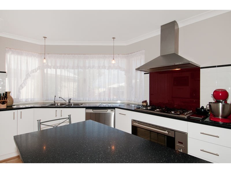 6 Dyer Lane, Lakelands WA 6180