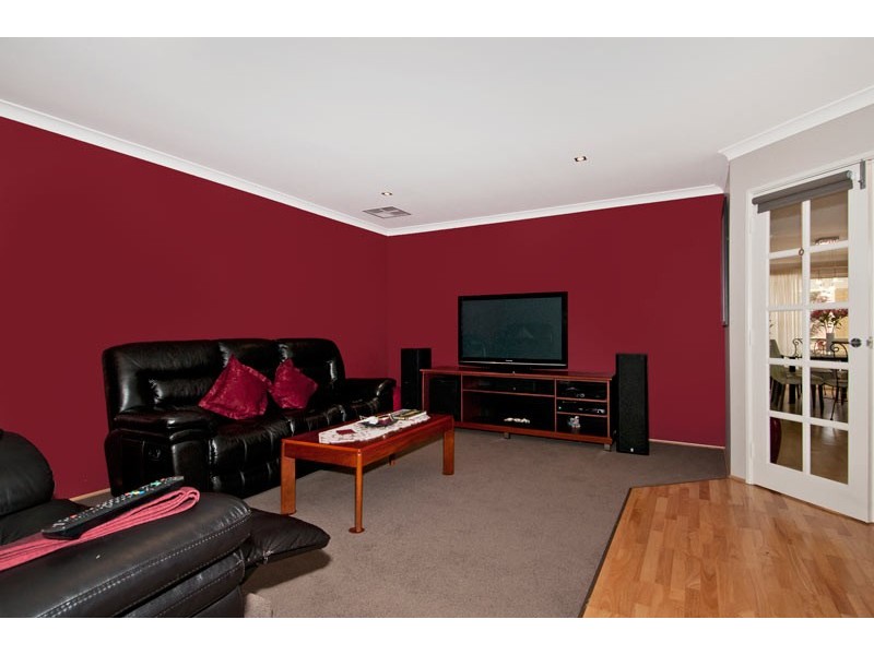 6 Dyer Lane, Lakelands WA 6180