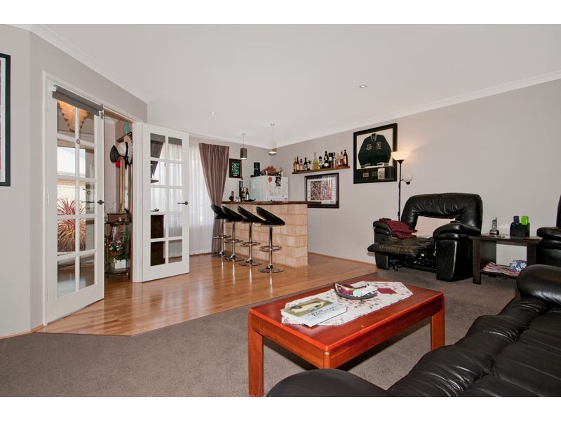 6 Dyer Lane, Lakelands WA 6180