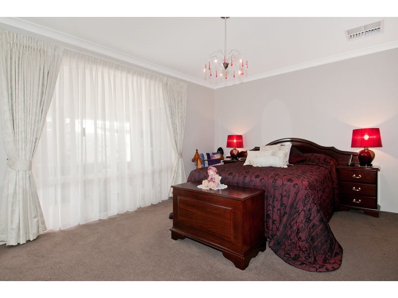 6 Dyer Lane, Lakelands WA 6180