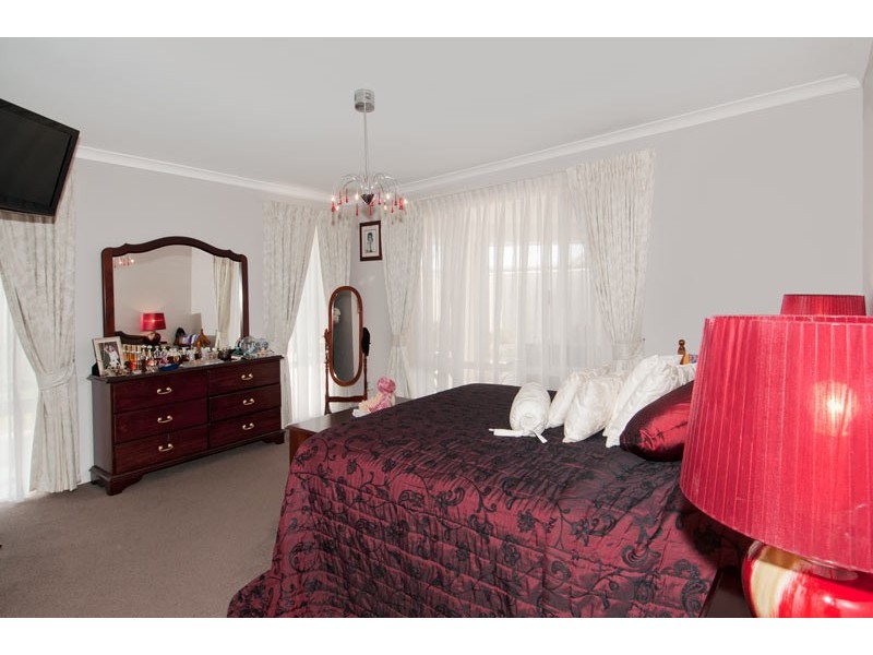 6 Dyer Lane, Lakelands WA 6180