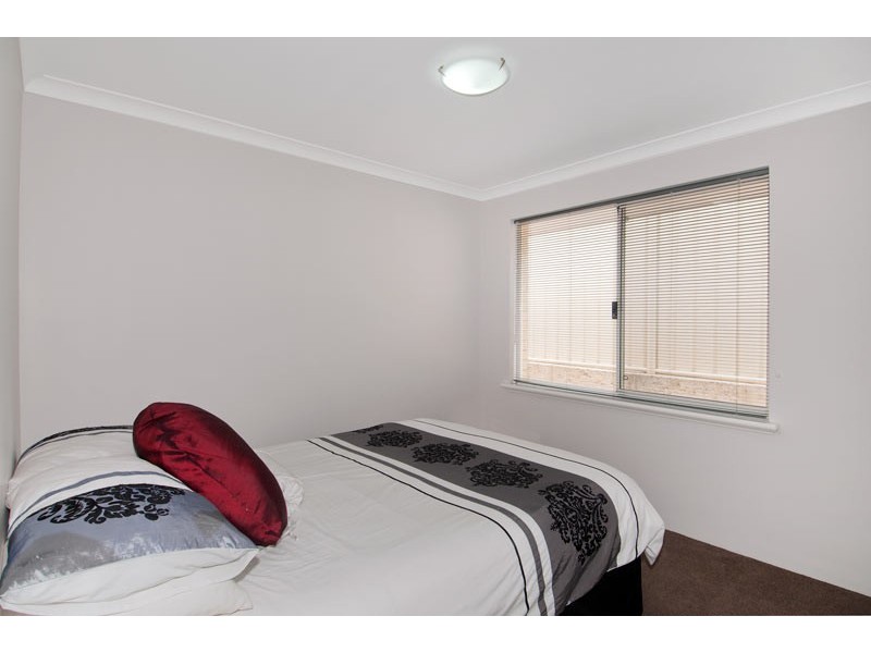 6 Dyer Lane, Lakelands WA 6180