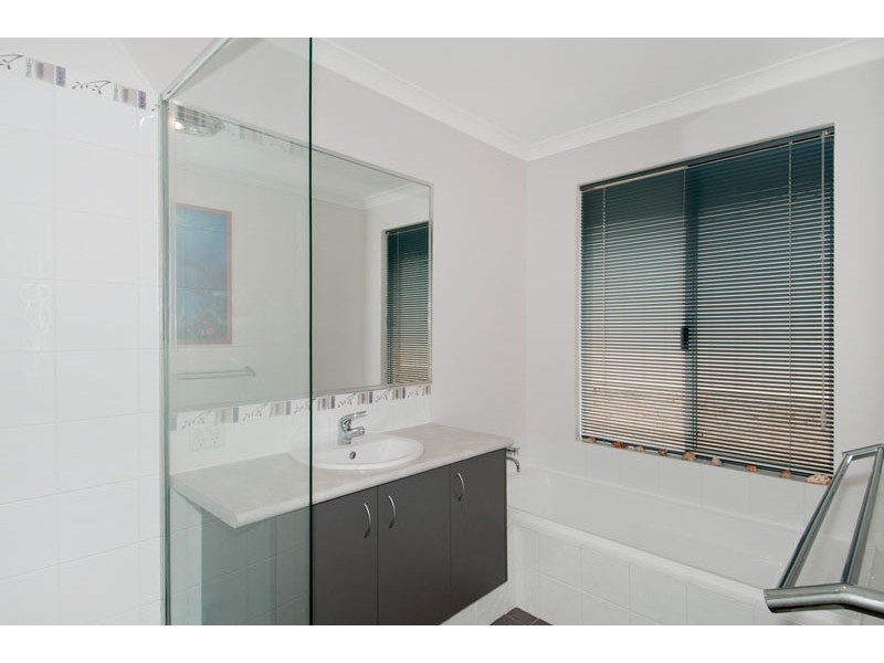 6 Dyer Lane, Lakelands WA 6180