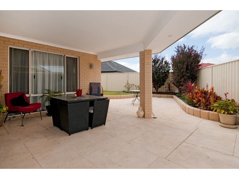 6 Dyer Lane, Lakelands WA 6180