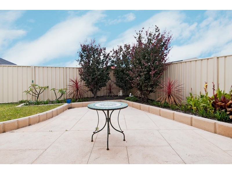 6 Dyer Lane, Lakelands WA 6180